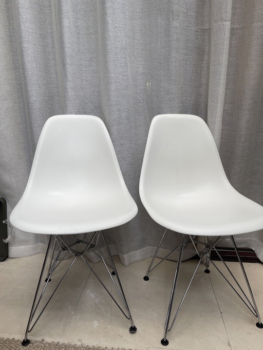 2 witte Vitra Eames DSR stoelen