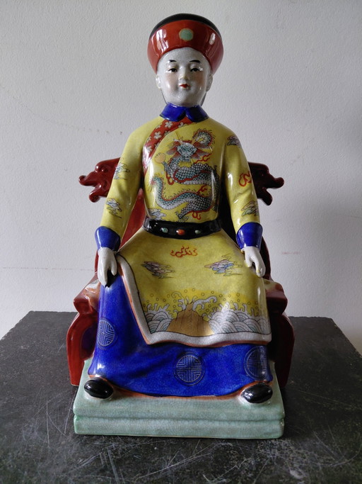 Oud porseleinen handgeschilderd beeld van een Chinese keizer.