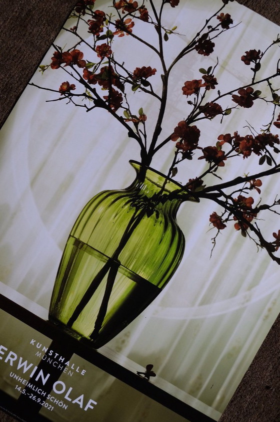 Image 1 of Exposición de Erwin Olaf "Inquietantemente bella" | cartel