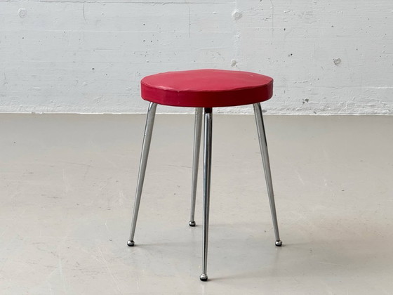 Image 1 of Tabouret vintage avec revêtement rouge et structure chromée, années 1960