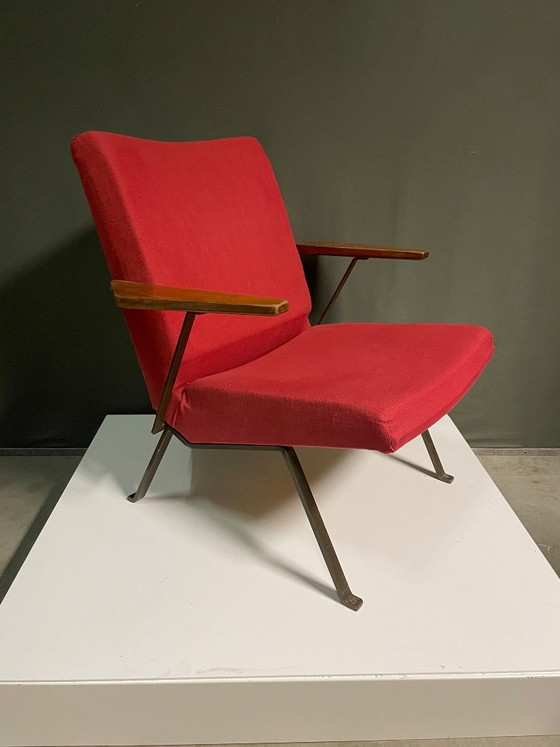 Sillón con tapicería textil roja y reposabrazos de madera, Gelderland, Sillones, Rojo, Mid Century Modern (foto 6 de 6)