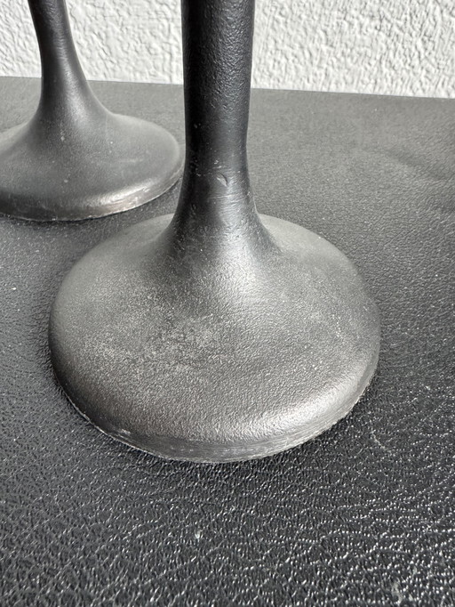 Zwarte kandelaars in Memphis-stijl uit de jaren 80.