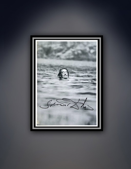 Salvador Dali: "Zwemmende Dali”. Gesigneerd in de plaat.  In uitstekende staat. 