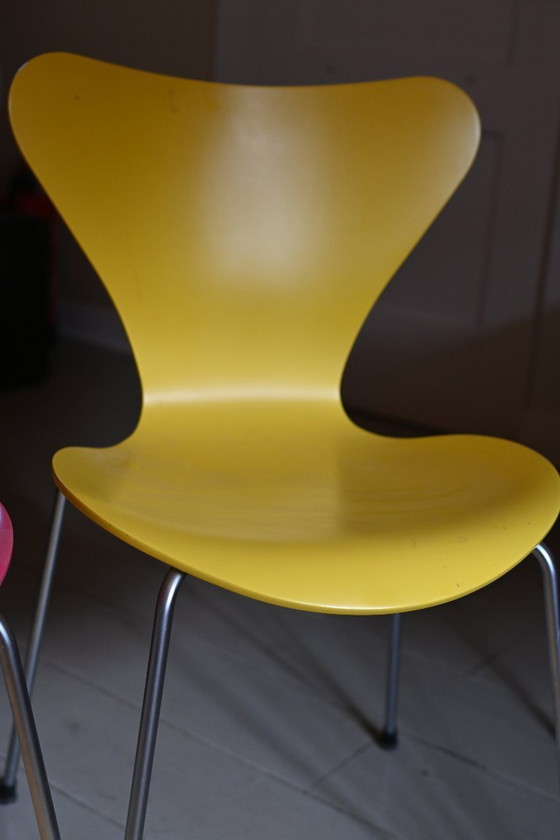 Image 1 of 4 Original Fritz Hansen Butterfly dining chairs. Design by Arne Jacobsen