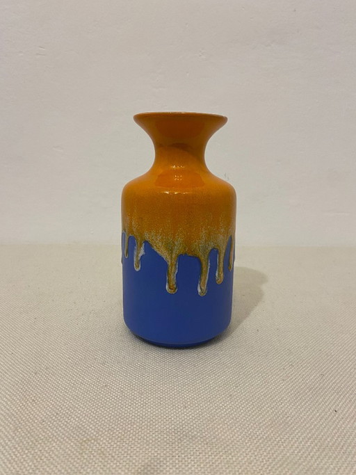 Keramieken vaas met oranje druipglazuur