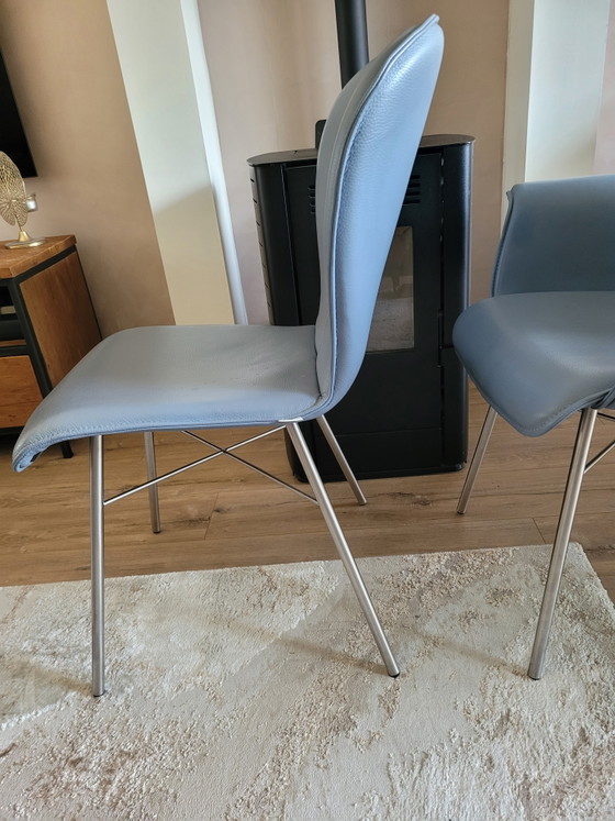 Image 1 of 2 lederen Bert Plantagie Blake eetkamerstoelen 1 met arm 1 zonder arm