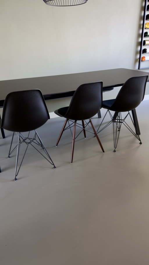 Studio Henk Slim X Esstisch mit Bank und Kissen 220x90 + Vitra Stühle