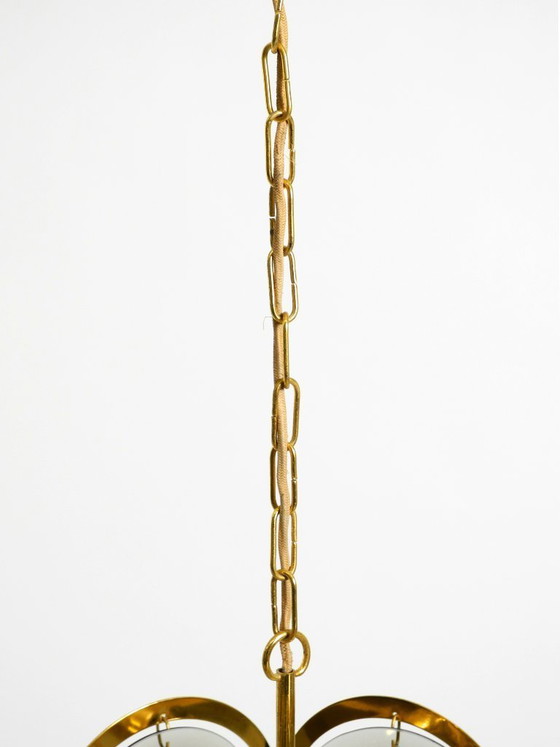 Image 1 of Bellissimo lampadario da soffitto originale degli anni '60 in ottone di grandi dimensioni con ampie piastre di vetro rotonde.