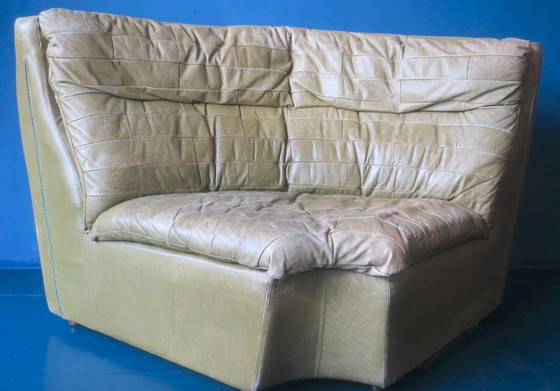 Image 1 of Sillón esquinero grande de cuero verde oliva con diseño de patchwork, década de 1970.