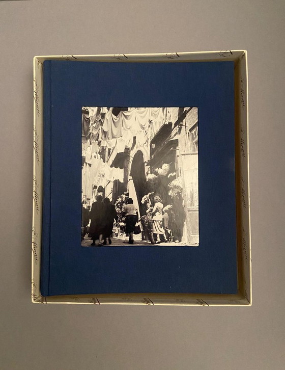Image 1 of Album fotografico con foto "Giorno di buccato" Fosco Maraini, prodotta da Fratelli Alinari