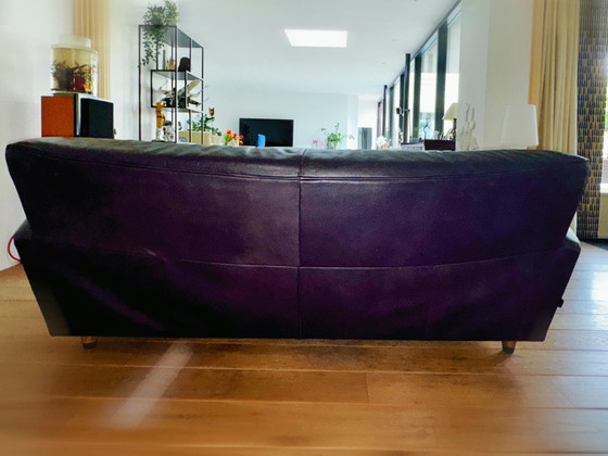 Sofá Corvette Violette (morado) con cuero Highland – Montis, Sofás de 2 plazas, Leather (photo 2 of 6)