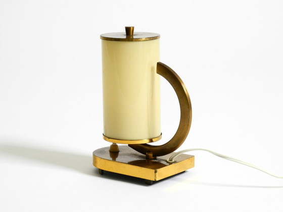 Image 1 of Lampe de table en laiton des années 1940, rare et magnifique, avec abat-jour en verre opale.