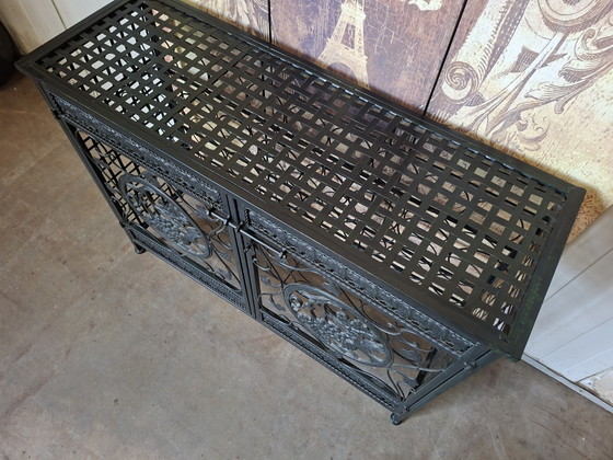 Image 1 of Casier à vin en métal, buffet, capacité 54 bouteilles, dimensions 106x36cm et 77cm de hauteur.