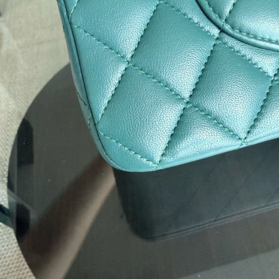 Image 1 of Bolso Chanel Classic Flap mediano - 25 cm, piel de cordero acolchada, verde oliva, azul, herrajes plateados, Serie 26