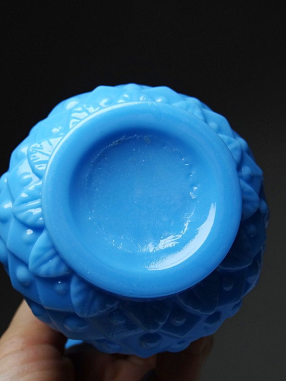 Een paar kleine vintage vaasjes van wit en blauw opaalglas, versierd met ananassen. – Vazen (photo 9 of 12)