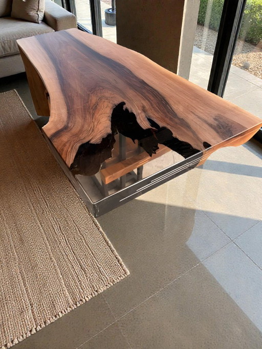 “FLUMEN” – Exclusive walnut coffee table with transparent epoxy resin corner inlay
