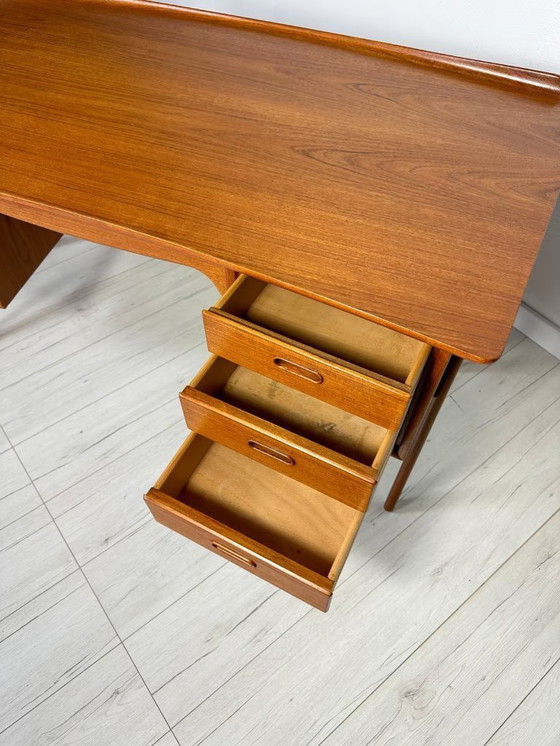 Image 1 of Gebogener Teakholzschreibtisch von Svend Aage Madsen 60s