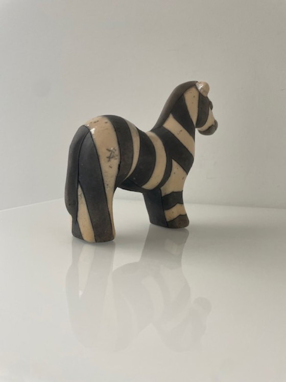 Image 1 of Estatua de cebra de cerámica raku – diseño artesanal
