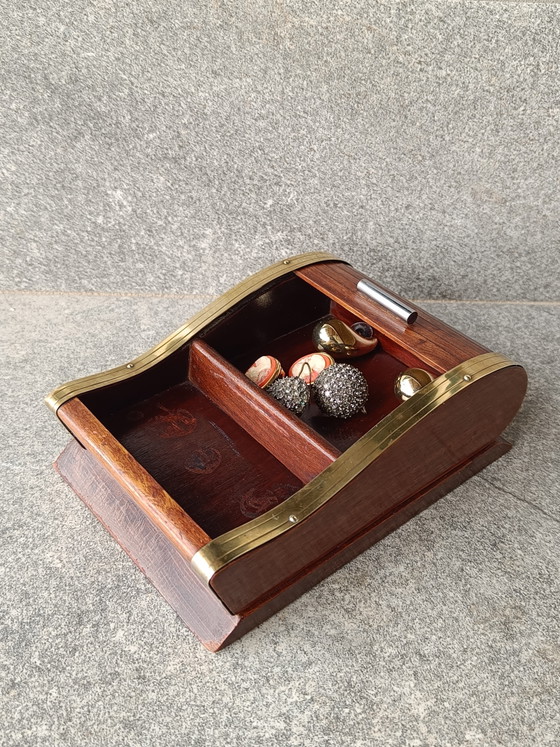 Image 1 of Vintage houten sigarettendoos / sigarettendispenser van hout en messing, Italië jaren 60.