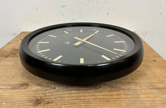 Image 1 of Industriële bakelieten fabriekswandklok van Pragotron, jaren 70