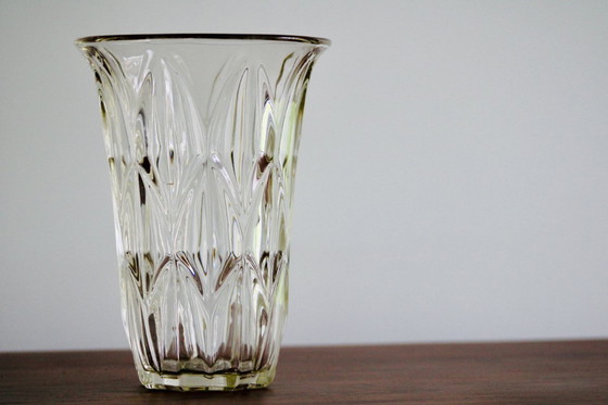 Image 1 of Vase en verre pressé – motif feuillage