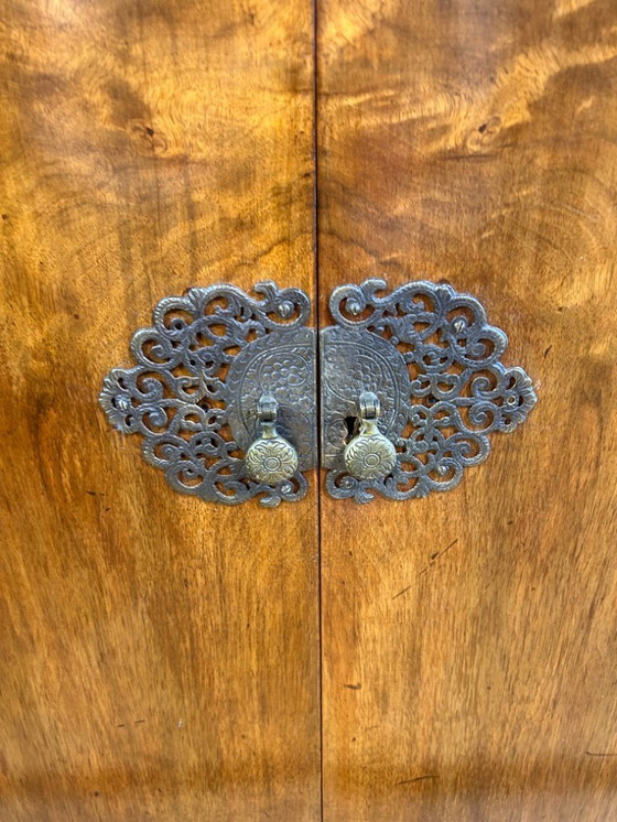 Image 1 of Meuble bar Art déco vintage en noyer (1920-1940) Superbe meuble à cocktail avec des accents en miroir et des caractéristiques or