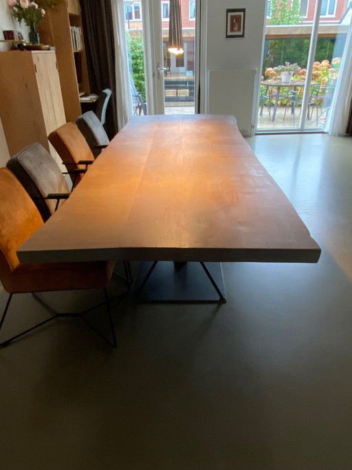 Grote eettafel van hout en metaal