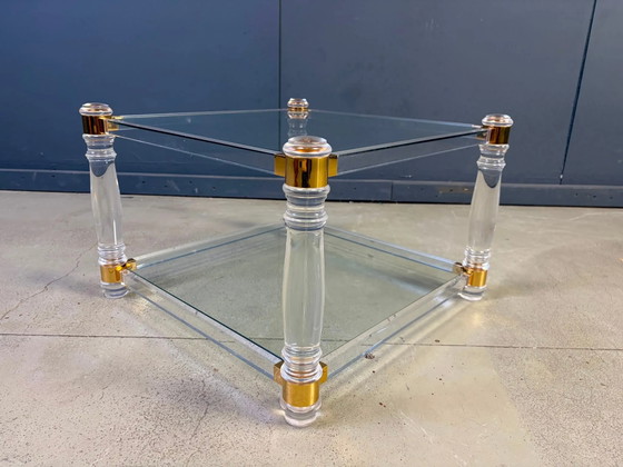 Tavolino da caffè in lucite e ottone, anni '70 – Tavolini da caffè, Glass, Brass, Modern (photo 7 of 7)