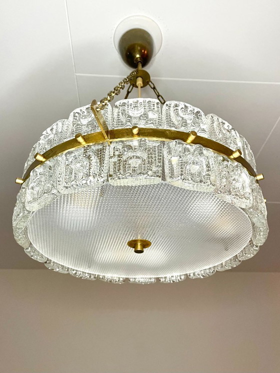 Image 1 of Carl Fagerlund voor Orrefors kroonluchter van messing en kristalglas uit het midden van de vorige eeuw, Zweden, jaren 60