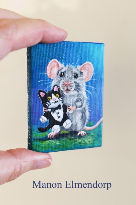 Image 1 of Uniek Handgeschilderd Schilderijtje Muis met Knuffeltje Tuxedo Kat