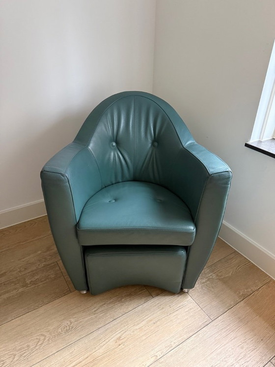 Image 1 of Sillón Leolux Carabita con otomana, tapizado en piel verde oliva.