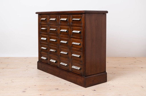 Cassettiera da farmacia, in legno massello di quercia, restaurata, inizio XX secolo.