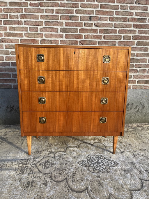 Cassettiera alta vintage di metà secolo, realizzata da MSI Sweden in teak.