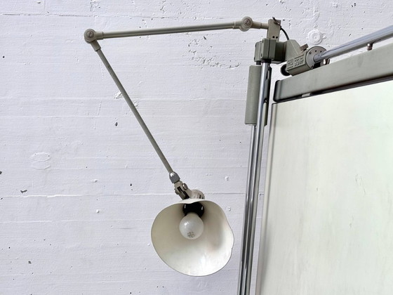 Image 1 of Hydraulischer Höhenverstellbarer Tisch mit integrierter Arbeitsleuchte von Nike Eskilstuna, Schweden, 1950er Jahre
