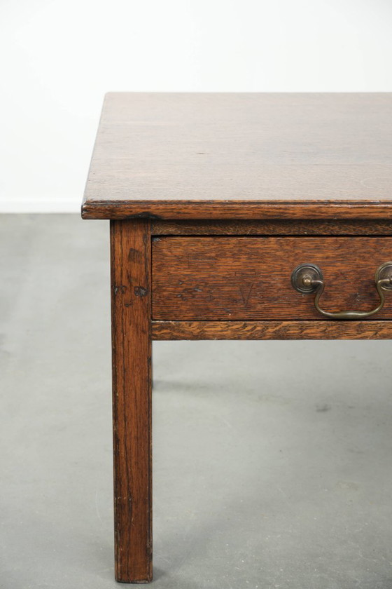 Image 1 of Antieke Engelse salontafel van eikenhout uit de 20e eeuw met twee lades