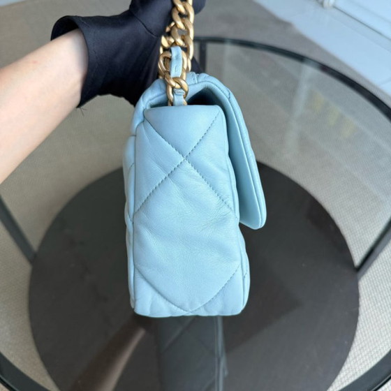 Image 1 of Borsa Chanel C19 Small 19 in pelle di capra trapuntata, azzurra, bicolore, con microchip.