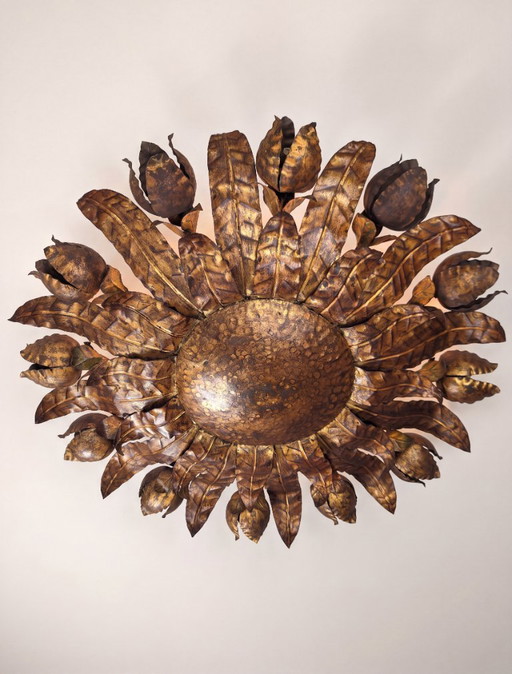 Grand plafonnier soleil en métal doré à motif floral, style années 1950