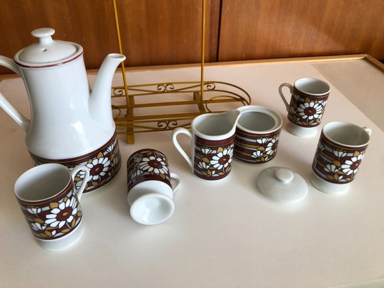 Image 1 of Vintage retro theeservies flower power jaren 60 waarschijnlijk van het merk Enesco aan bijbehorend metalen rek hoogte 32 b 28 d 