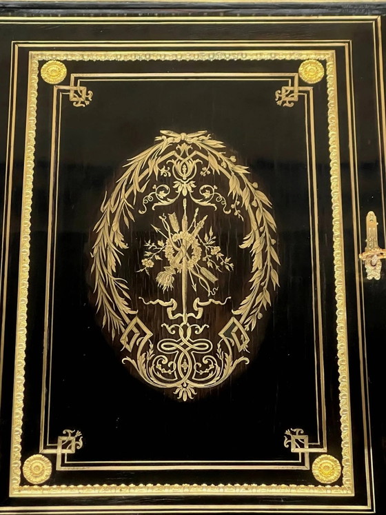 Cómoda de estilo Napoleón III, decorada con marquetería de latón y apliques de bronce dorado. – Bronze (photo 6 of 12)
