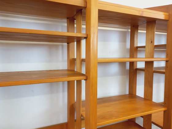 Image 1 of Grote modulaire boekenkast in 6 secties met 30 vintage grenenhouten planken uit de jaren 70 en 80.