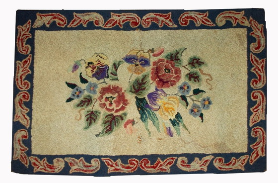 Image 1 of Handgemaakt antiek Amerikaans gehaakt tapijt 67 cm x 103 cm (2,2' x 3,4') uit de jaren 1900 - 1B499