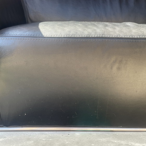 Mooie zwarte leren bank met RVS voetframe 2,55 meter breed – 3-5 zitsbanken, Leather (photo 3 of 5)