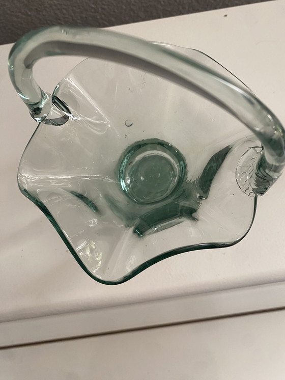 Image 1 of Magnifique panier antique en verre fait à la main