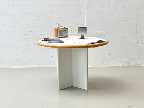 Image 1 of Tavolo da pranzo rotondo bianco, allungabile in legno massiccio