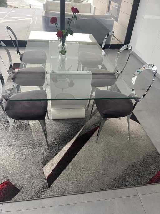 Esstisch im italienischen Design.