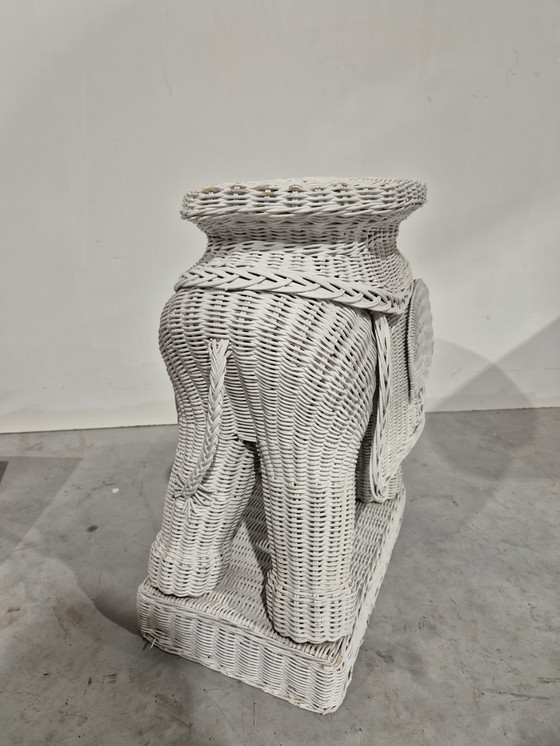 Image 1 of Vintage rieten bijzettafel in de vorm van een olifant uit de jaren 70.