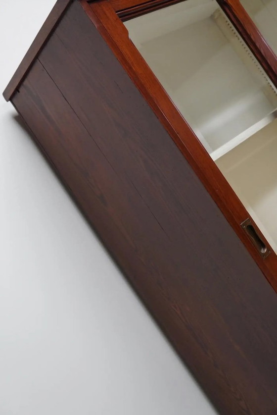 Image 1 of Grand meuble d'apothicaire/vitrine ancien belge en pin pitchpin, vers 1900