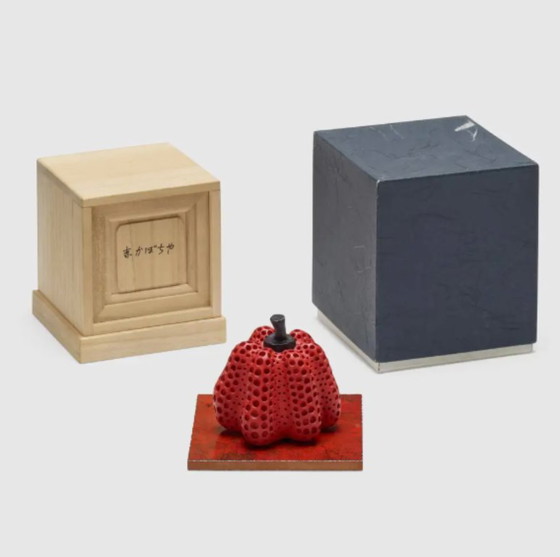 Yayoi Kusama, Original 7/30 Kürbis (Rot) Handsignierte Skulptur auf Sockel mit Box 1998 – Bildhauerei, Wood (photo 3 of 5)