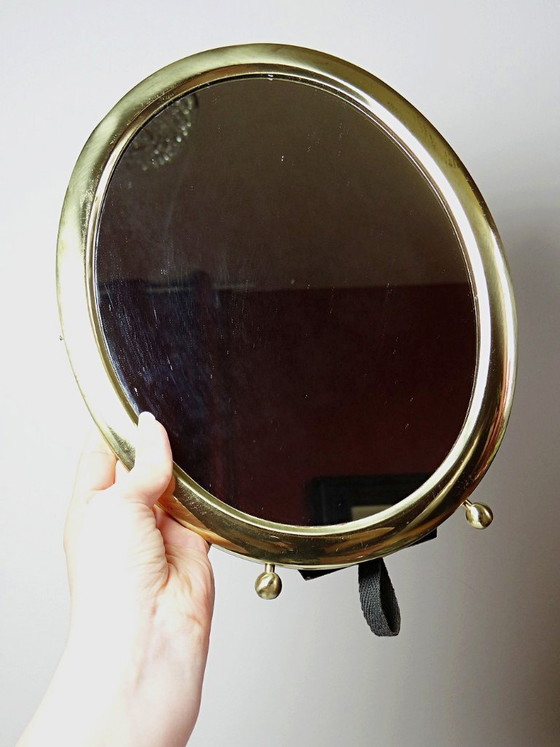 Image 1 of Ovale tafelspiegel met een vintage gouden metalen lijst uit de jaren 1950-1960.