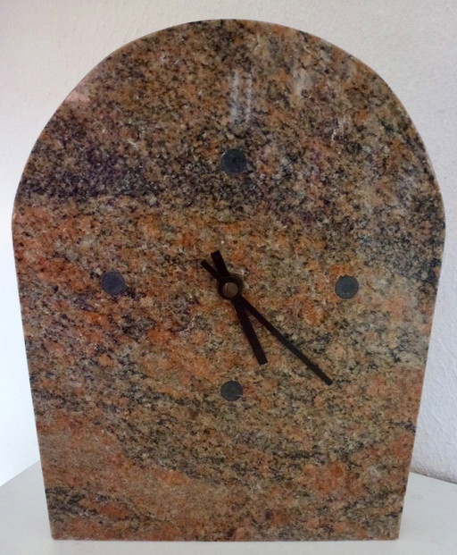 Horloge de table « Kienzle » en granit, design minimaliste avec un bord supérieur incurvé